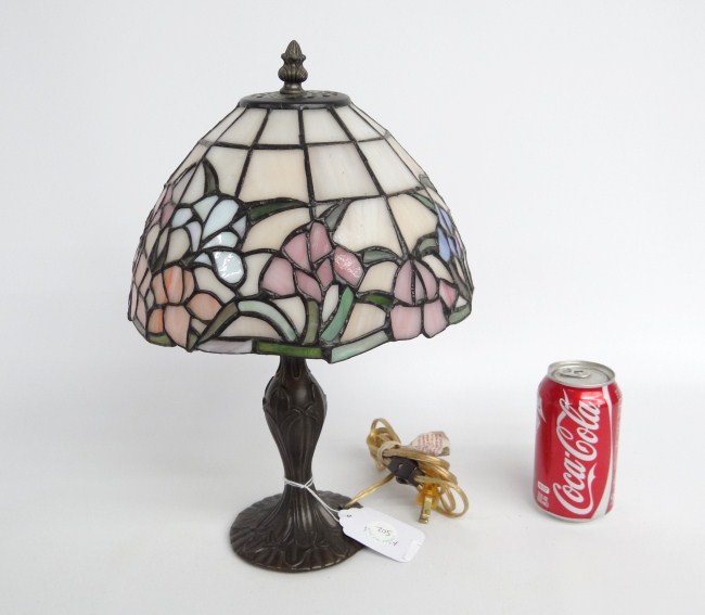 Tiffany style table lamp. 14 1/2 Ht.