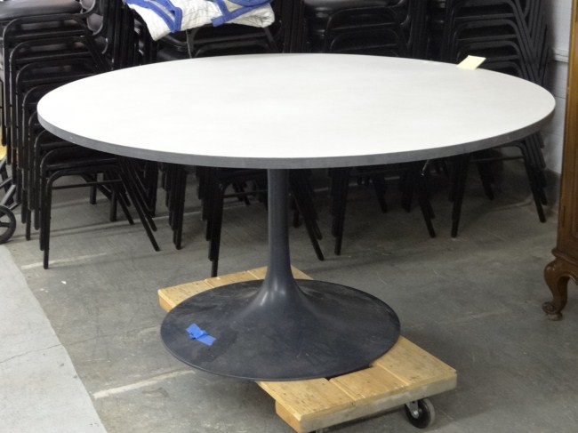 Mid Century Saarinen style table  16734c