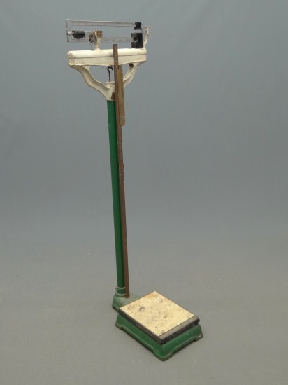 Vintage doctor's scale. 59'' Ht.