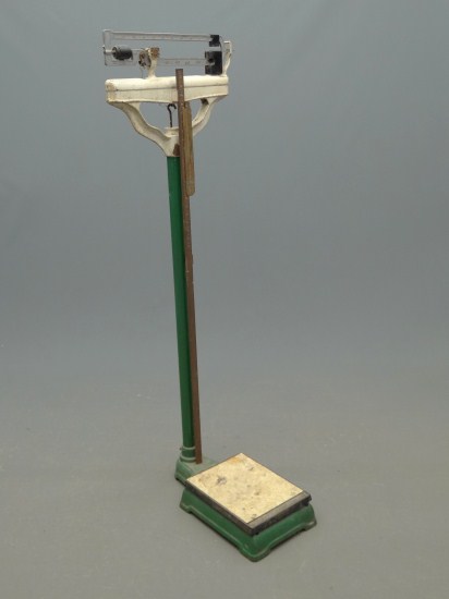 Vintage doctors scale. 59 Ht.