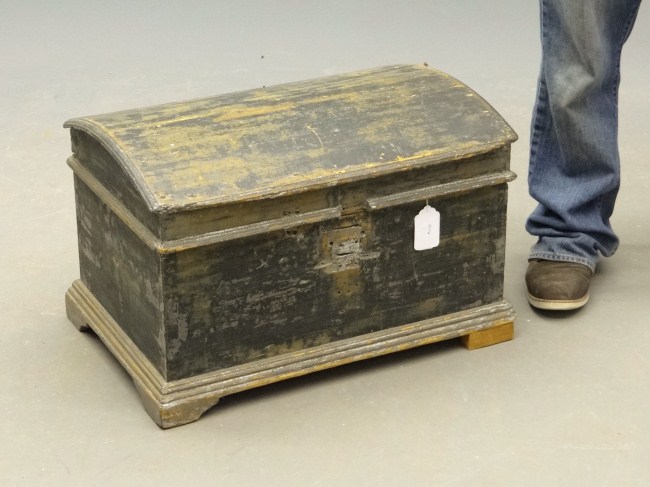 19th c dometop trunk showing traces 167475