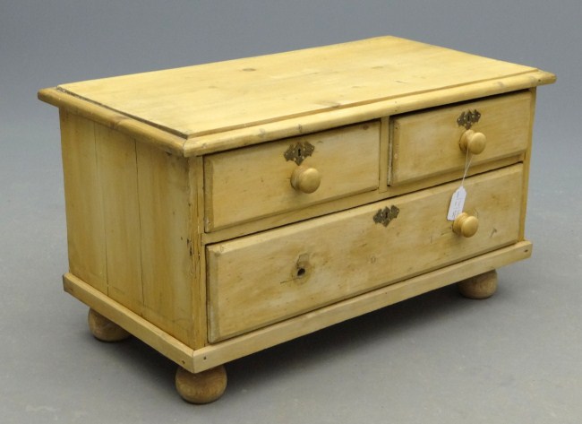 Scrubbed pine low chest 36 W 167505