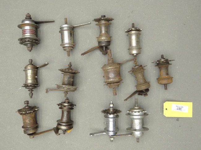 Lot: (13) rear hubs various makes