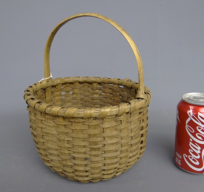 19th c. basket with handle. 8 Diameter