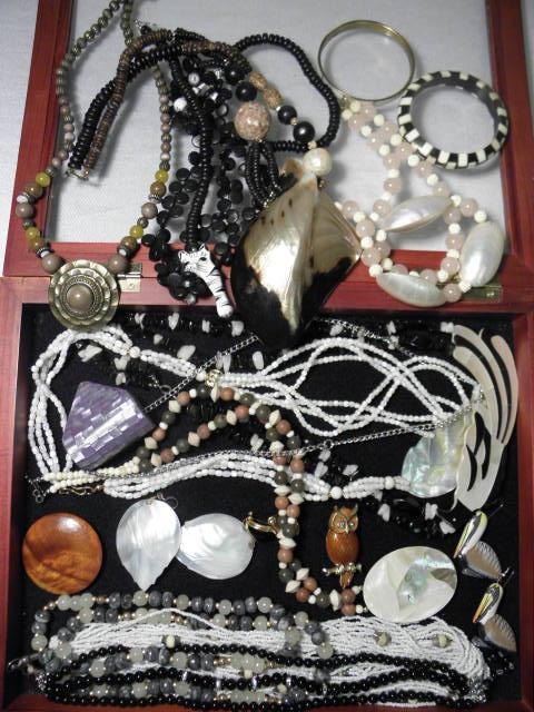Assorted ladies costume jewelry  16b443