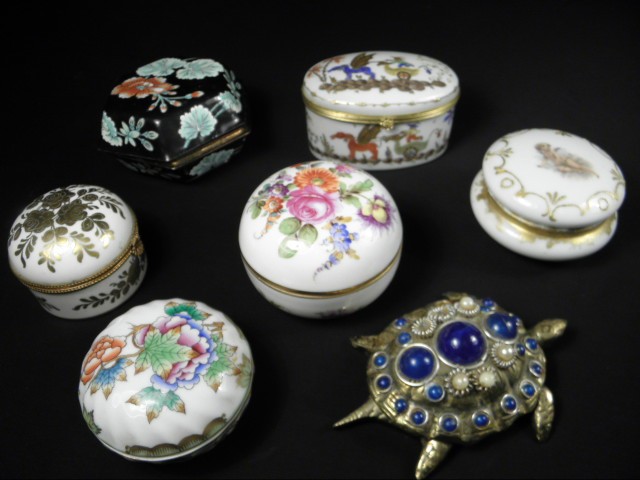 Seven various ring / trinket boxes.