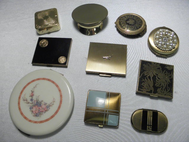 Assorted vintage powder compacts.