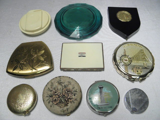 Assorted vintage powder compacts. 10