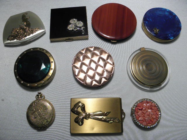 Assorted vintage powder compacts. Includes