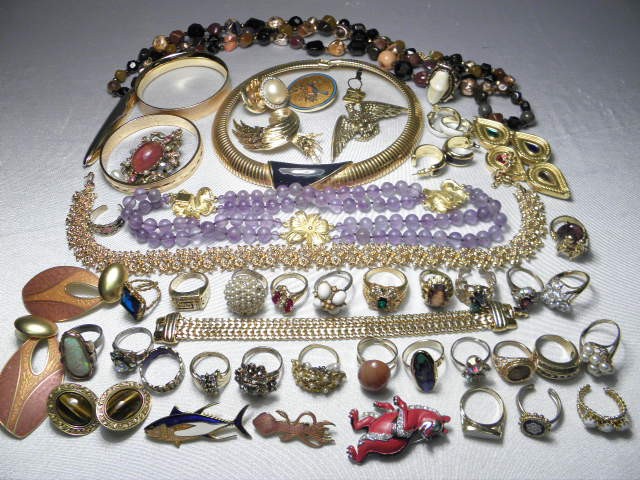 Tray lot of assorted costume jewelry