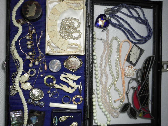 Lot of assorted ladies costume jewelry.