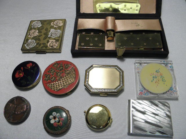 Assorted vintage powder compacts