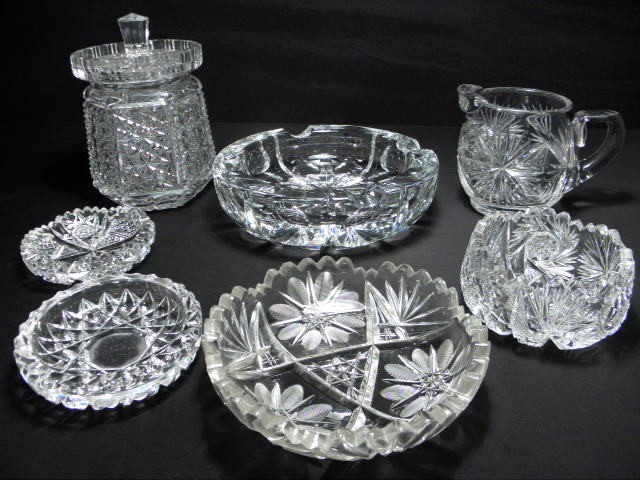 Seven pieces of assorted cut crystal.