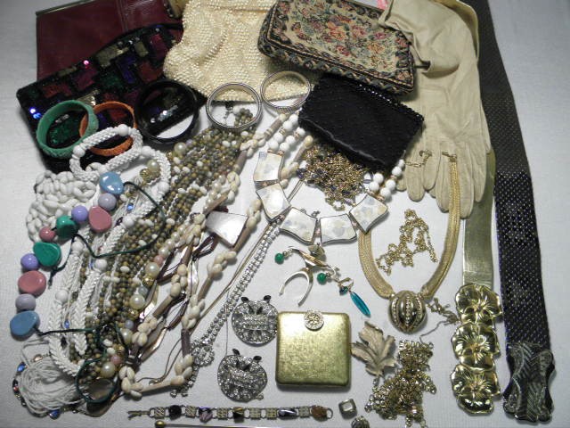 Tray lot of assorted ladies items.