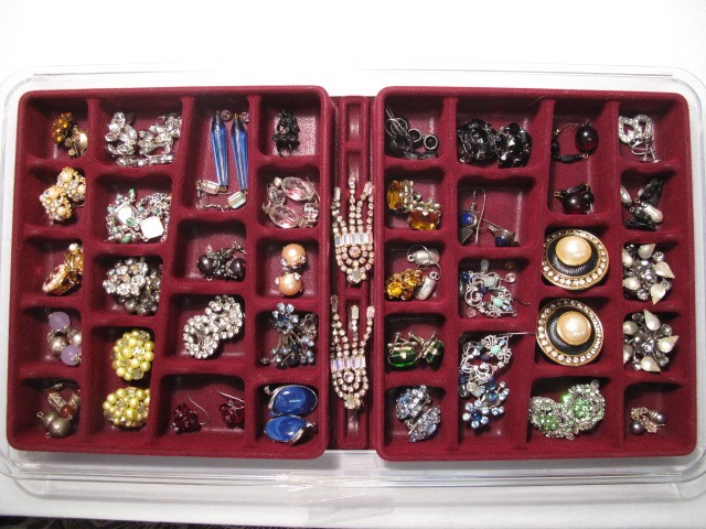 Tray lot of assorted costume jewelry 16ba13