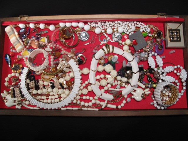 Lot of assorted ladies costume jewelry.