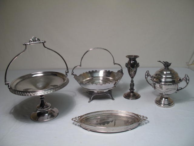 Lot of assorted silverplated items  16ba0e