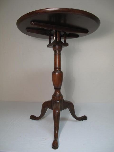 Mahogany circular table tilt-top