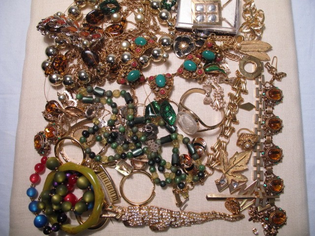 Lot assorted ladies costume jewelry.