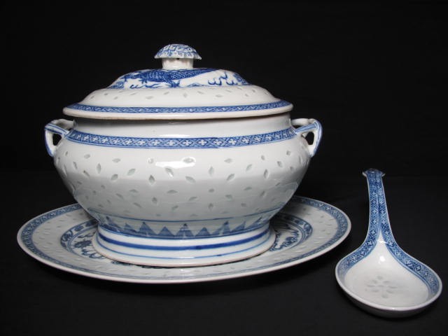 Blue and white Chinese tureen with a