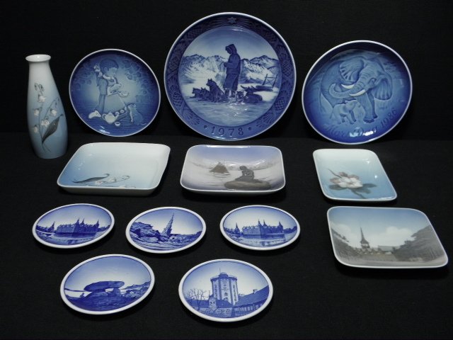 Lot of assorted porcelain dishes.