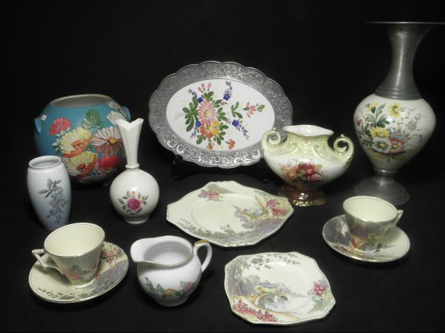 Thirteen pieces of assorted ceramic