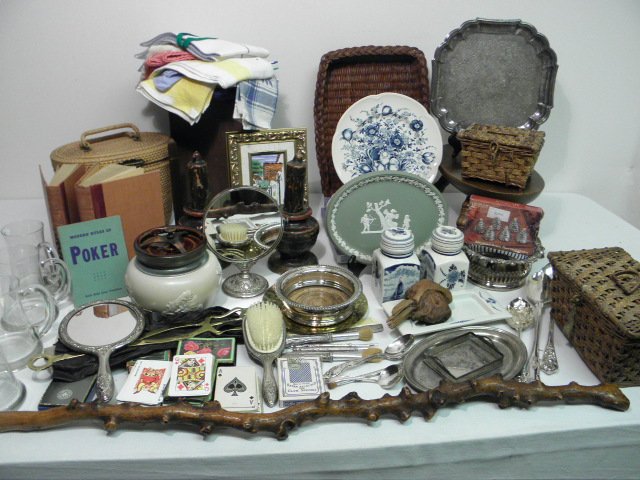 Box lot of assorted estate items  16bc38