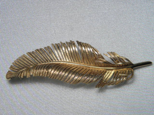 A 14kt yellow gold brooch in the