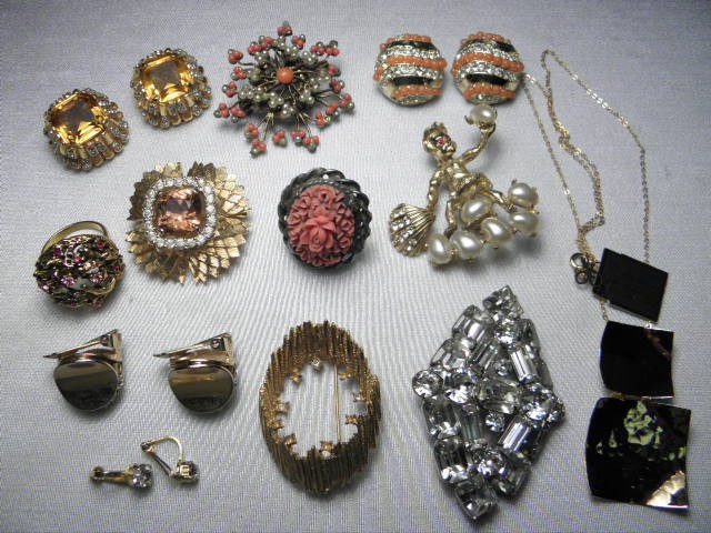 Assorted ladies costume jewelry  16997b