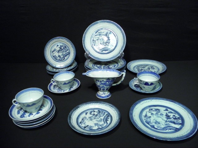 Mixed lot of Canton porcelain dinnerware  1699a7