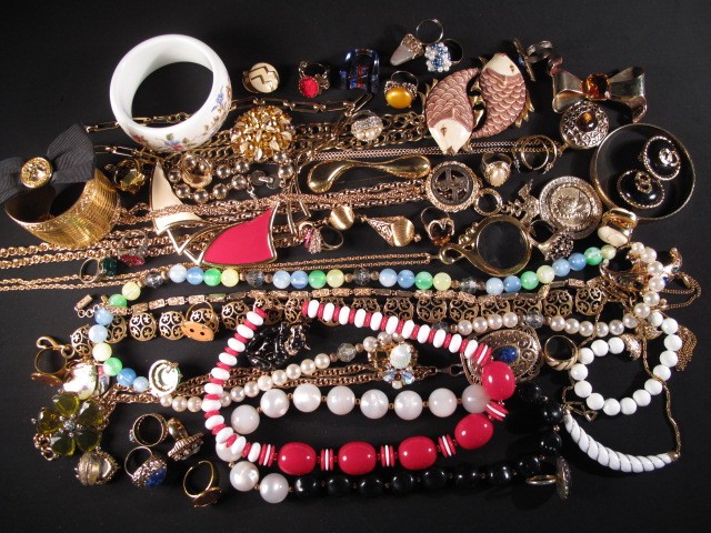 Tray lot of assorted costume jewelry  1699e4