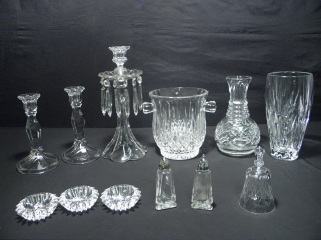 Lot of assorted crystal pieces.
