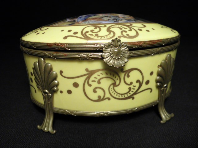 French porcelain dresser box in 16d182