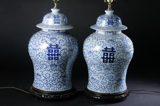 PAIR CHINESE BLUE AND WHITE PORCELAIN 16d618