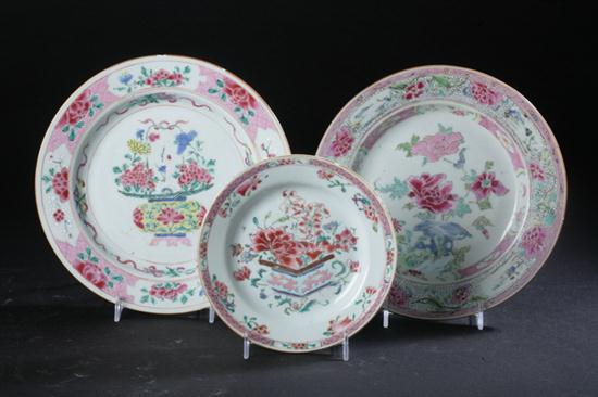 THREE CHINESE FAMILLE ROSE PORCELAIN 16d622