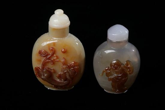 TWO CHINESE CAMEO AGATE SNUFF BOTTLES 16d660