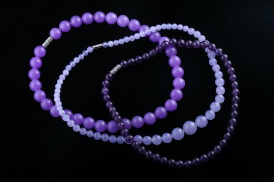 THREE HARDSTONE BEAD NECKLACES.