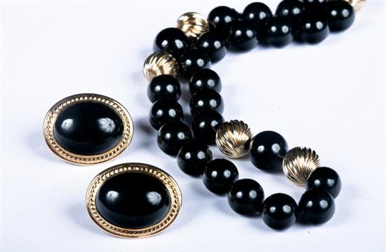 BLACK JADE AND 14K GOLD BEAD NECKLACE 16d71e