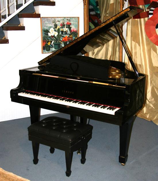 YAMAHA BLACK LACQUER BABY GRAND PIANO.