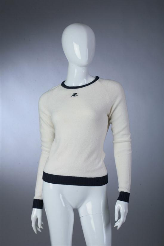 COURR?GES WHITE AND NAVY LOGO SWEATER.