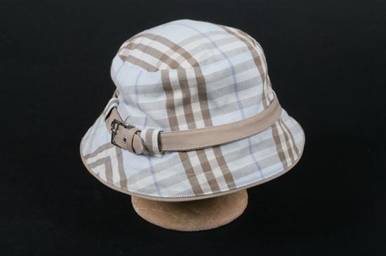 BURBERRY PLAID COTTON SUN HAT. Medium.