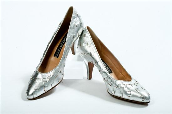 MAUDE FRIZON SILVER LEATHER PUMPS 1990s