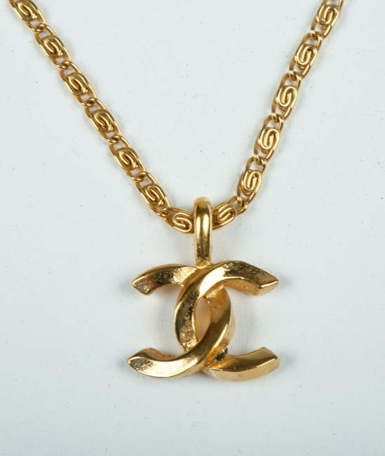 CHANEL GOLD TONE LOGO PENDANT NECKLACE  16da94