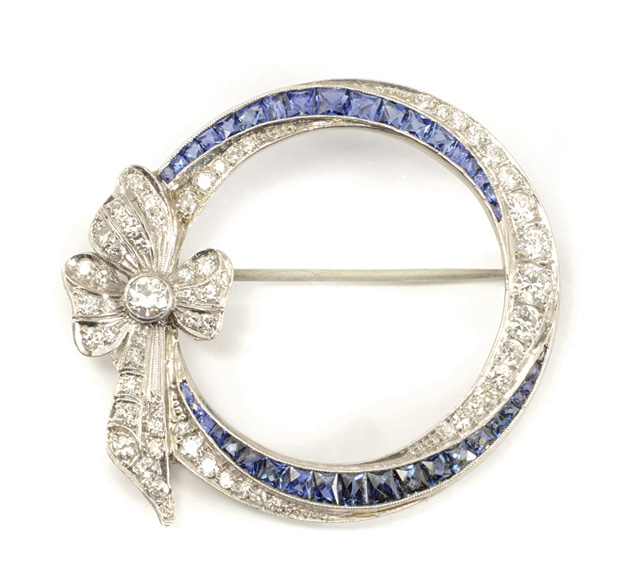 ESTATE SAPPHIRE AND DIAMOND BROOCH.