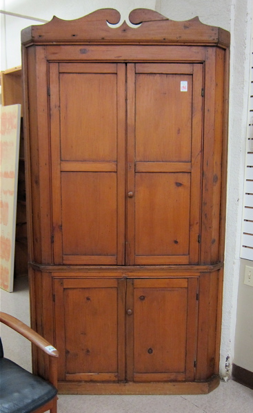 COUNTRY PINE CORNER CUPBOARD American 16db42