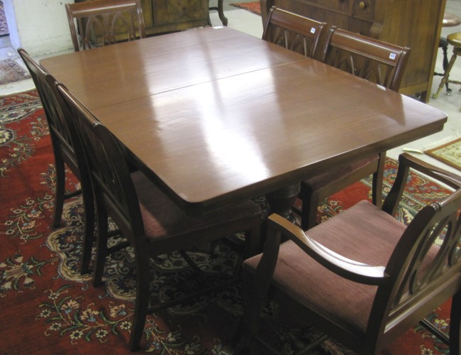 FEDERAL STYLE MAHOGANY DINING TABLE