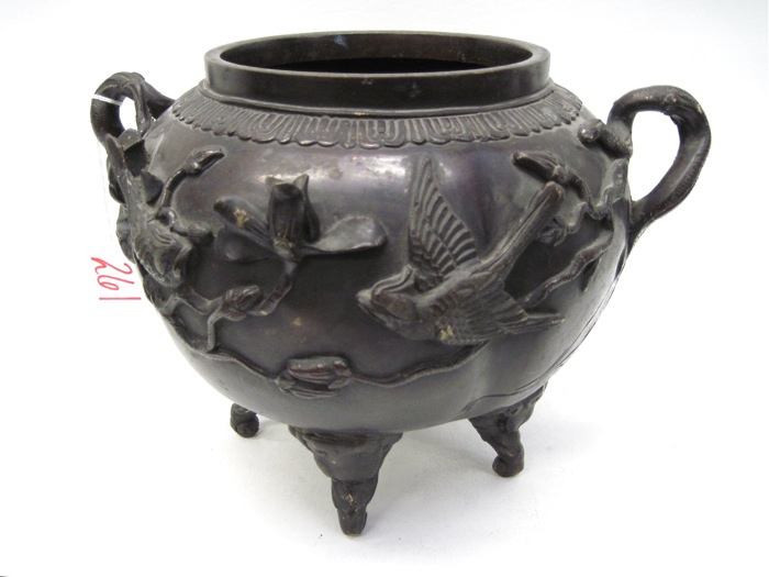 CHINESE BRONZE FOUR FOOTED POT 16defb