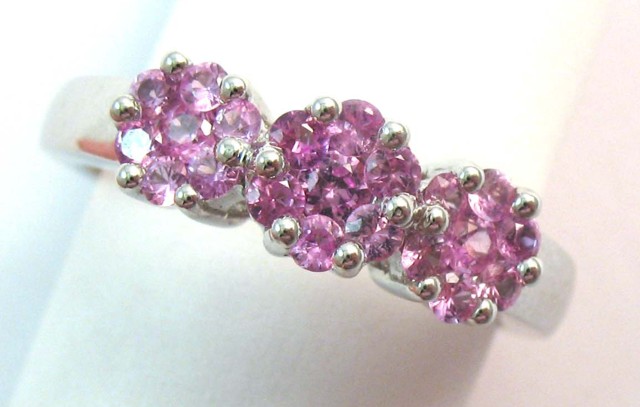 PINK SAPPHIRE AND WHITE GOLD RING.