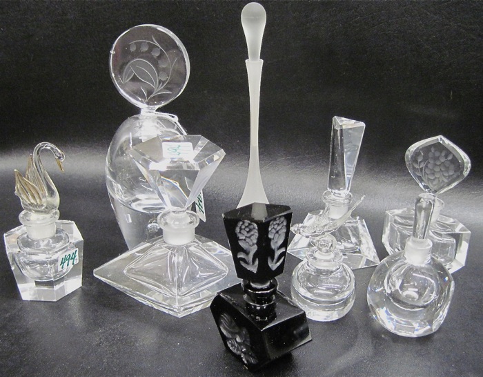 COLLECTION OF NINE ASSORTED GLASS 16dfdf
