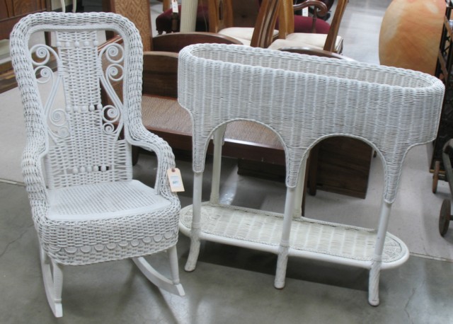 WHITE WICKER ROCKER AND PLANTSTAND 16dfe6